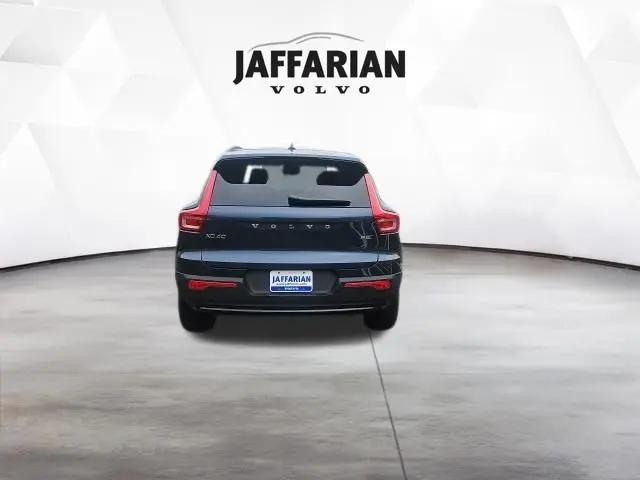 2026 Volvo XC40 Plus, B5 AWD Gas (mild hybrid), Dark