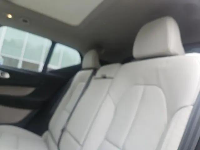 2026 Volvo XC40 Plus, B5 AWD Gas (mild hybrid), Dark