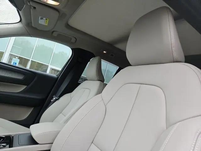 2026 Volvo XC40 Plus, B5 AWD Gas (mild hybrid), Dark