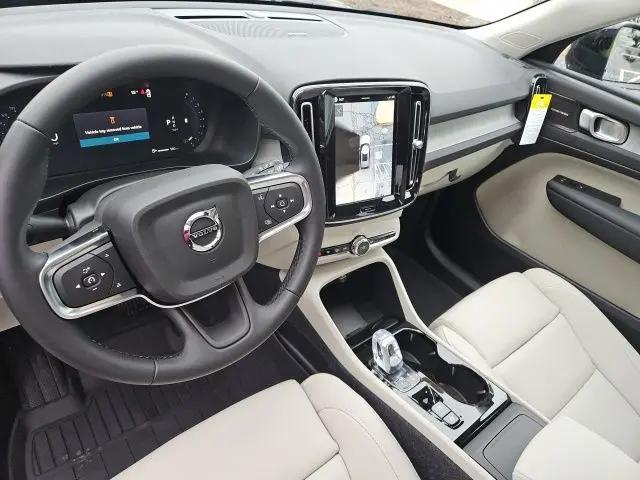 2026 Volvo XC40 Plus, B5 AWD Gas (mild hybrid), Dark