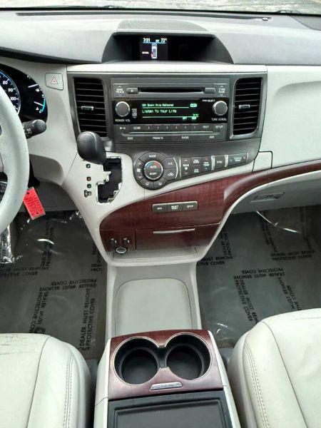 2013 Toyota Sienna XLE V6 8 Passenger