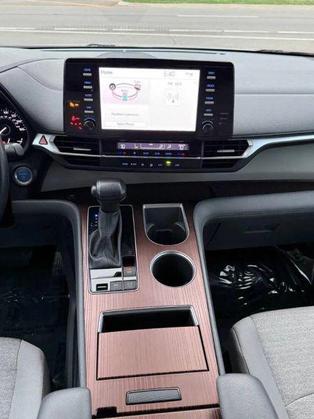 2023 Toyota Sienna LE