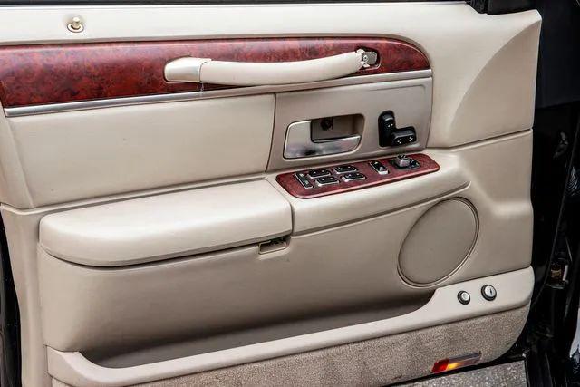 2004 Lincoln Town Car Ultimate