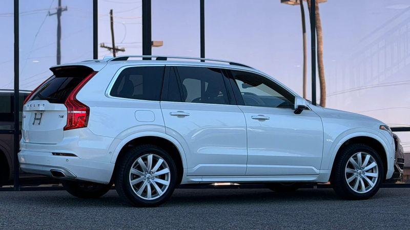 2016 Volvo XC90 T6 Momentum