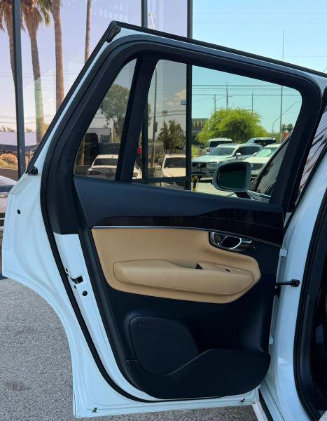 2016 Volvo XC90 T6 Momentum