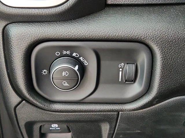 2026 Ram 1500 Express Crew Cab 4x4 5'7" Box