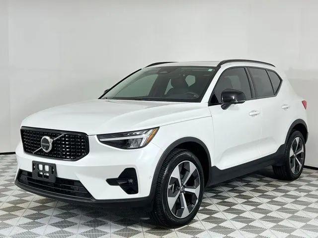 2024 Volvo XC40 B5 Plus Dark Theme