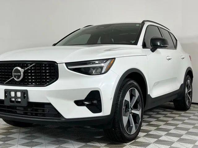 2024 Volvo XC40 B5 Plus Dark Theme