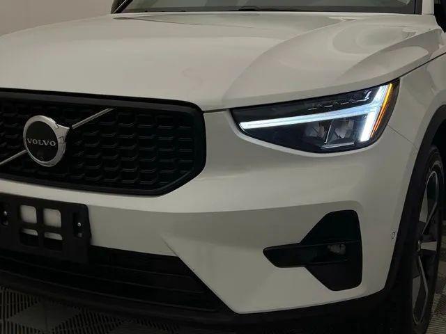 2024 Volvo XC40 B5 Plus Dark Theme