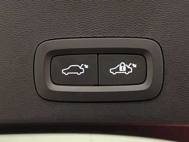 2024 Volvo XC40 B5 Plus Dark Theme