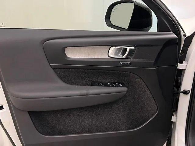 2024 Volvo XC40 B5 Plus Dark Theme