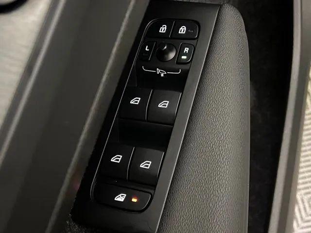 2024 Volvo XC40 B5 Plus Dark Theme