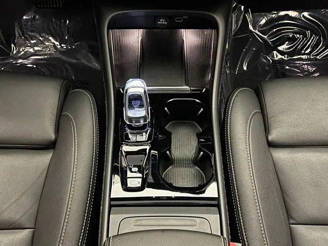 2024 Volvo XC40 B5 Plus Dark Theme