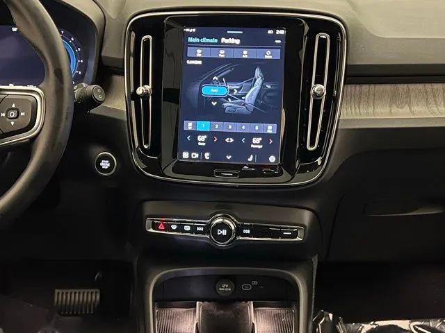 2024 Volvo XC40 B5 Plus Dark Theme