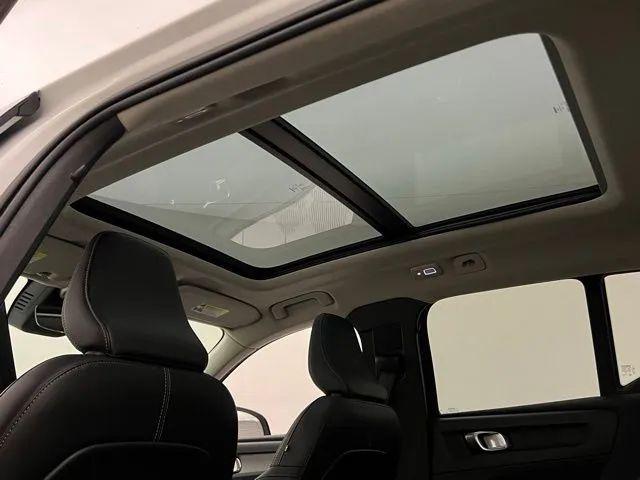 2024 Volvo XC40 B5 Plus Dark Theme