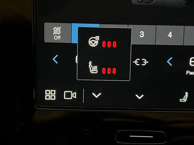 2024 Volvo XC40 B5 Plus Dark Theme