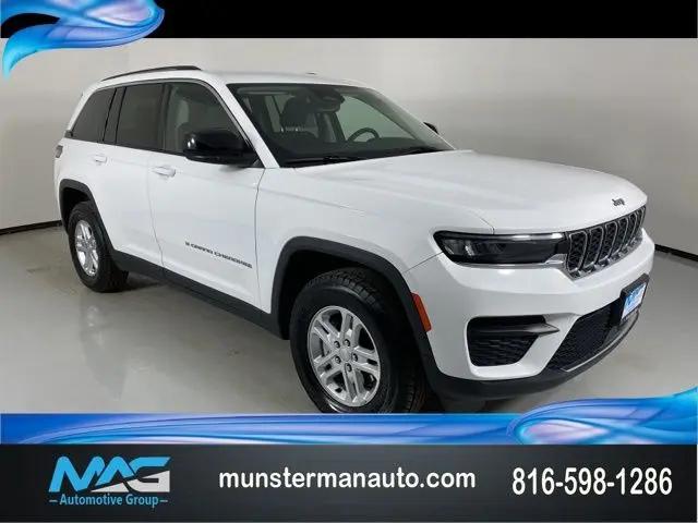 2024 Jeep Grand Cherokee Laredo 4x4 for sale in Blue Springs, MO