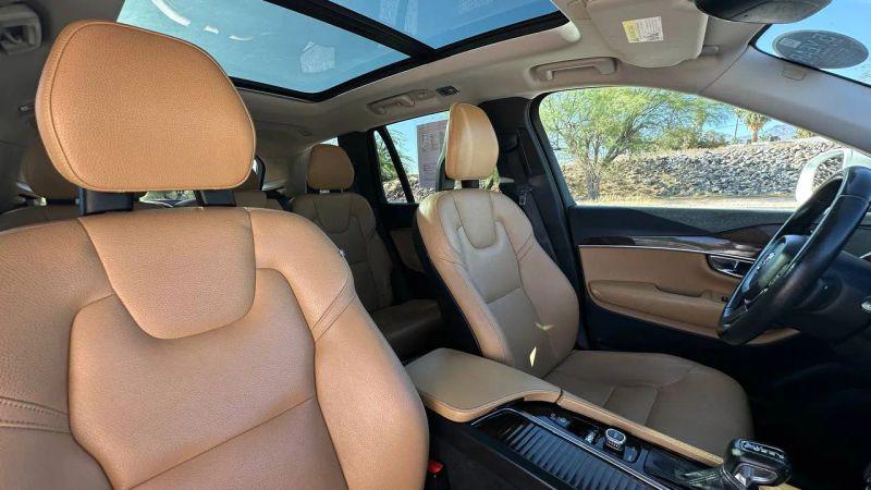 2016 Volvo XC90 T6 Momentum