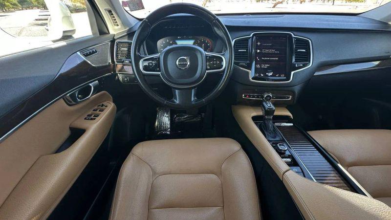 2016 Volvo XC90 T6 Momentum