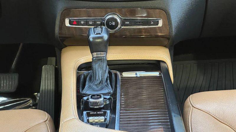 2016 Volvo XC90 T6 Momentum