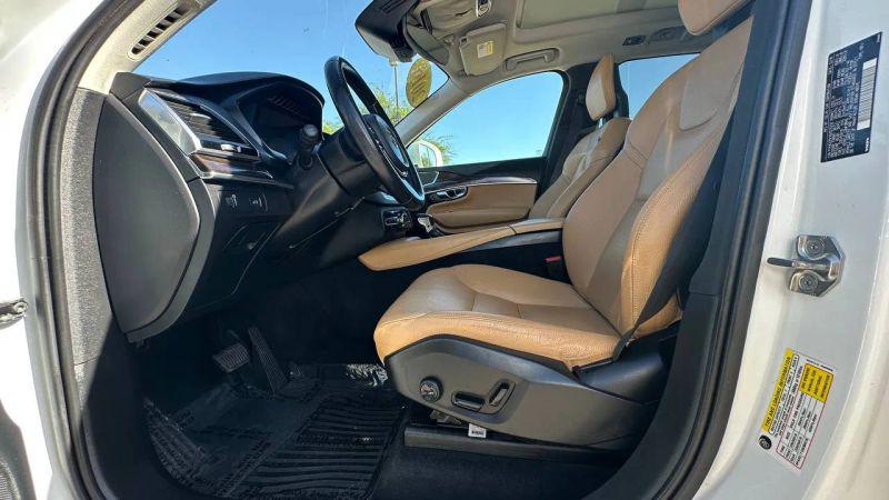 2016 Volvo XC90 T6 Momentum
