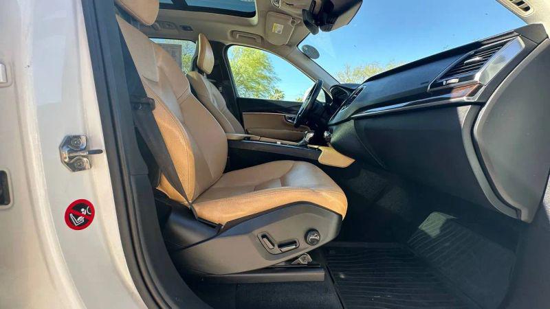 2016 Volvo XC90 T6 Momentum