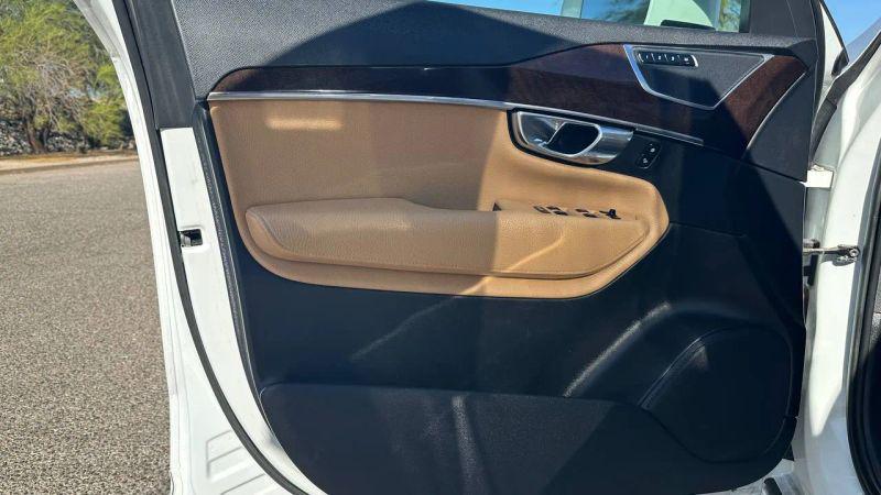 2016 Volvo XC90 T6 Momentum