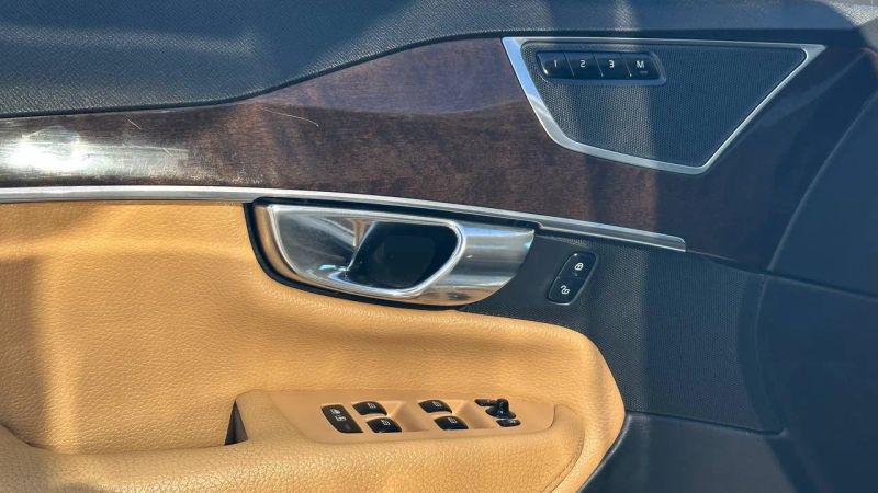 2016 Volvo XC90 T6 Momentum