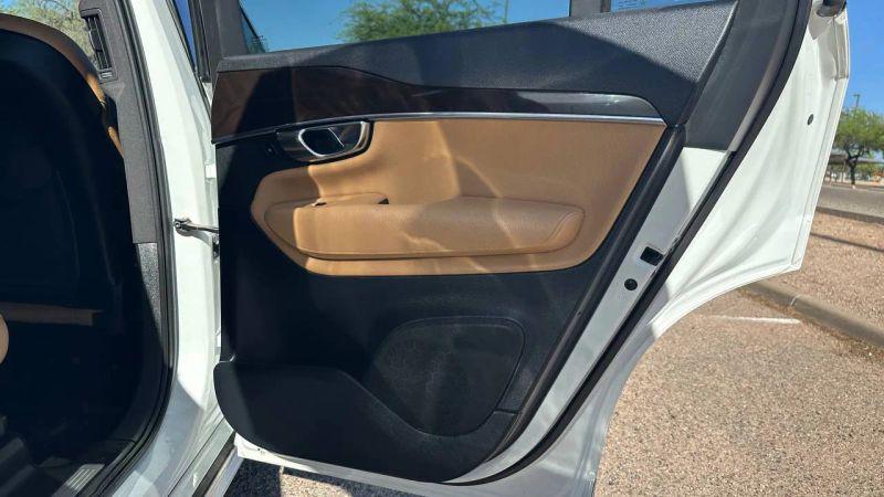 2016 Volvo XC90 T6 Momentum