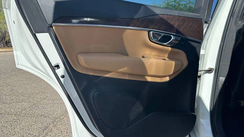 2016 Volvo XC90 T6 Momentum