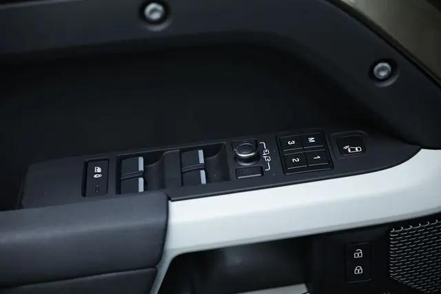 2023 Land Rover Defender 110 X-Dynamic SE