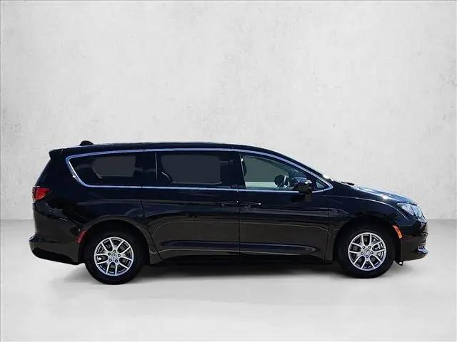 2024 Chrysler Voyager LX