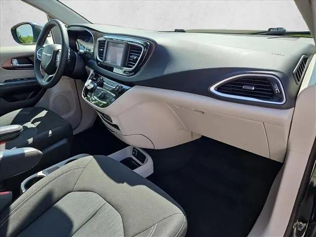 2024 Chrysler Voyager LX