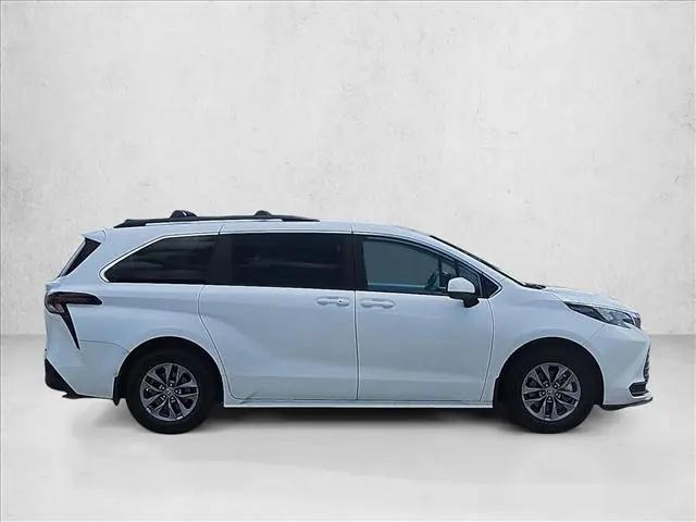 2025 Toyota Sienna LE