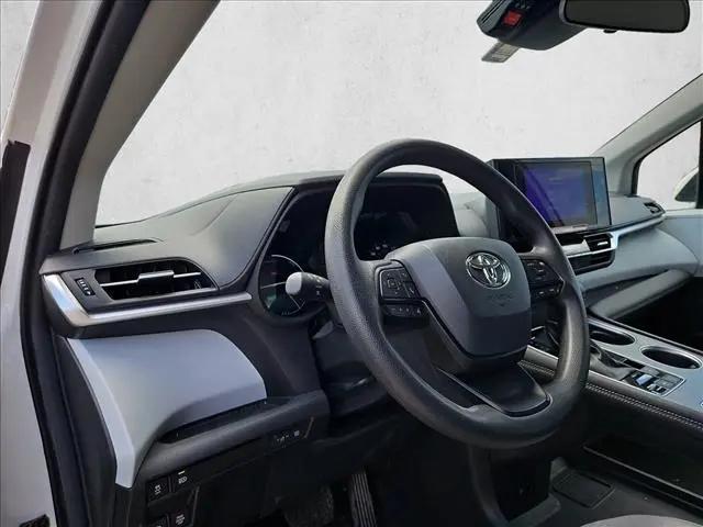2025 Toyota Sienna LE