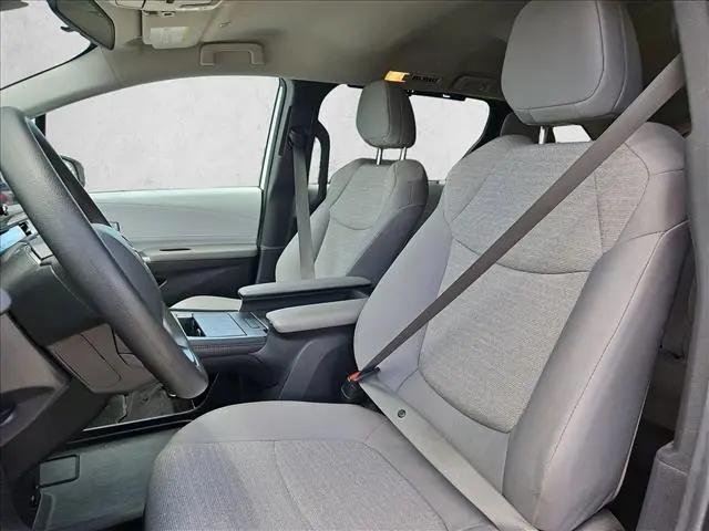 2025 Toyota Sienna LE