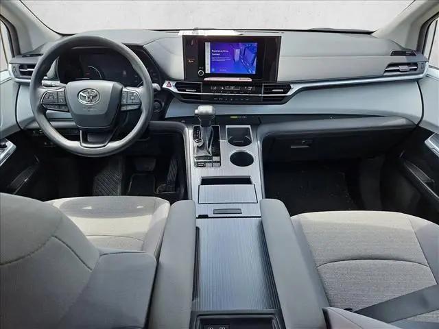 2025 Toyota Sienna LE