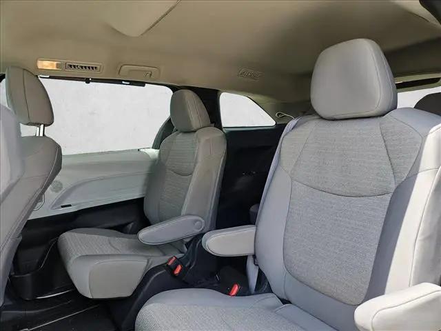 2025 Toyota Sienna LE
