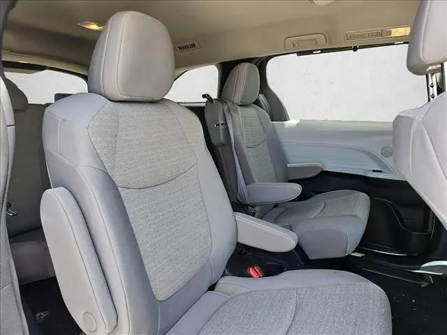 2025 Toyota Sienna LE