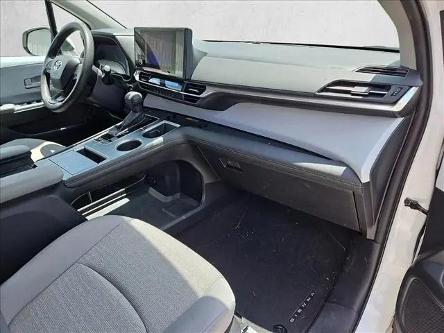 2025 Toyota Sienna LE