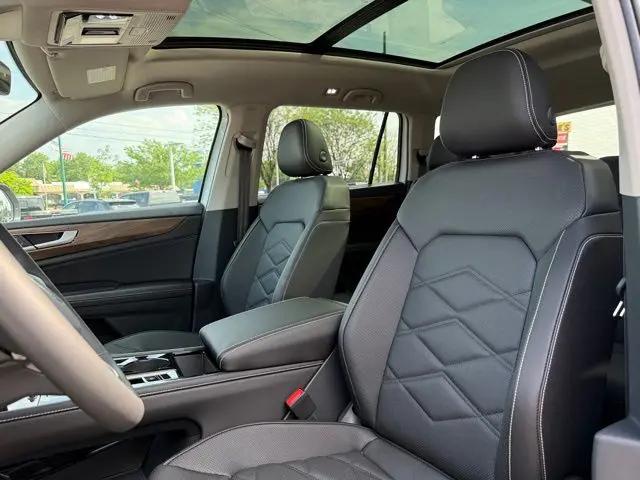 2026 Volkswagen Atlas SE with Technology