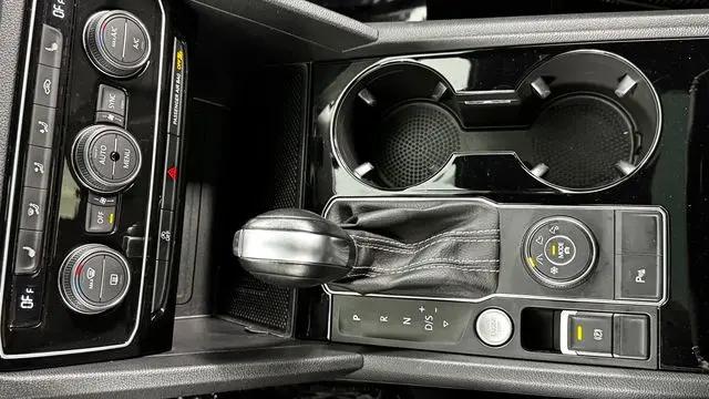 2022 Volkswagen Atlas Cross Sport 2.0T SEL R-Line