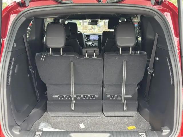 2027 Chrysler Pacifica Select