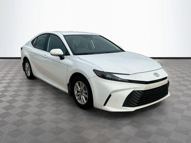 2025 Toyota Camry LE Hybrid's photo
