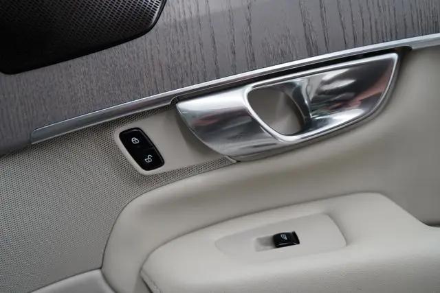 2025 Volvo XC90 B6 Ultra