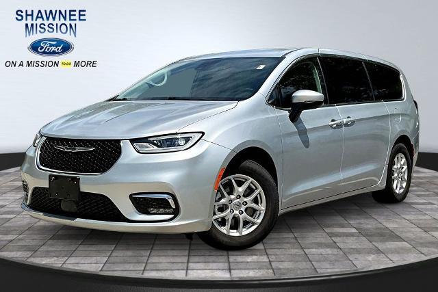 2023 Chrysler Pacifica Touring L for sale in Shawnee, KS