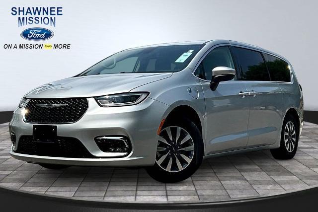 2023 Chrysler Pacifica Hybrid Touring L for sale in Shawnee, KS