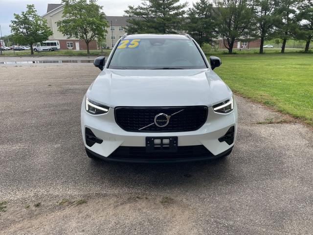 2025 Volvo XC40 B5 Plus Dark Theme