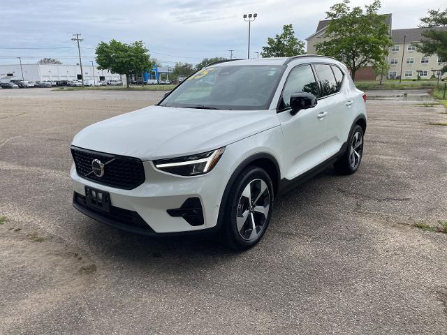2025 Volvo XC40 B5 Plus Dark Theme