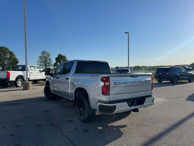 2022 Chevrolet Silverado 1500 4WD Crew Cab Short Bed Custom